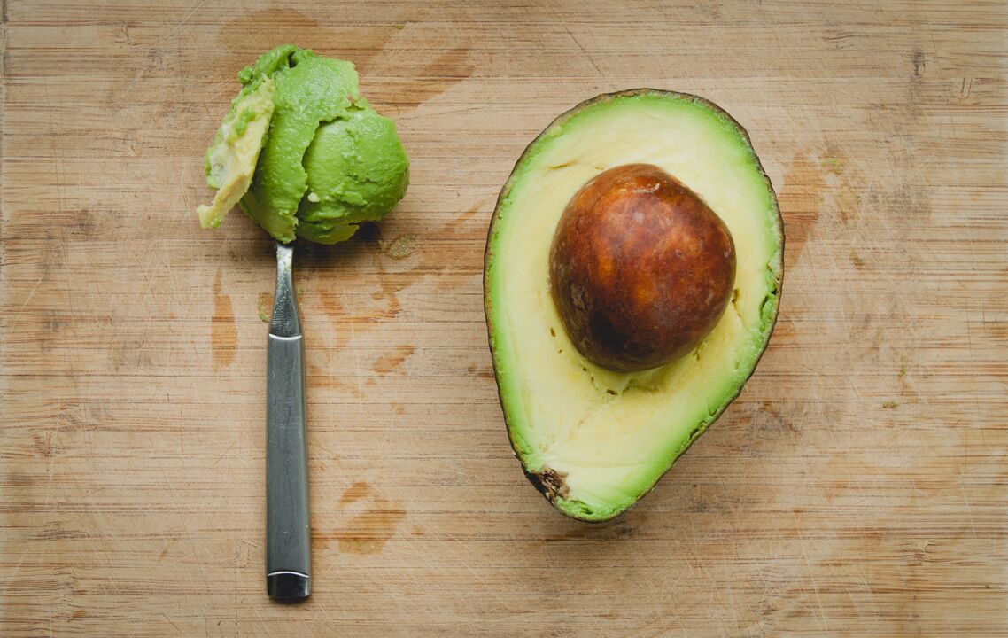 Avocado este inclus în meniul dietei keto datorită conținutului ridicat de grăsimi și proteine ​​vegetale. 