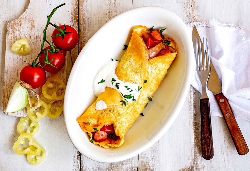 La micul dejun, cei care slăbesc cu o dietă keto au o omletă cu brânză, legume și șuncă