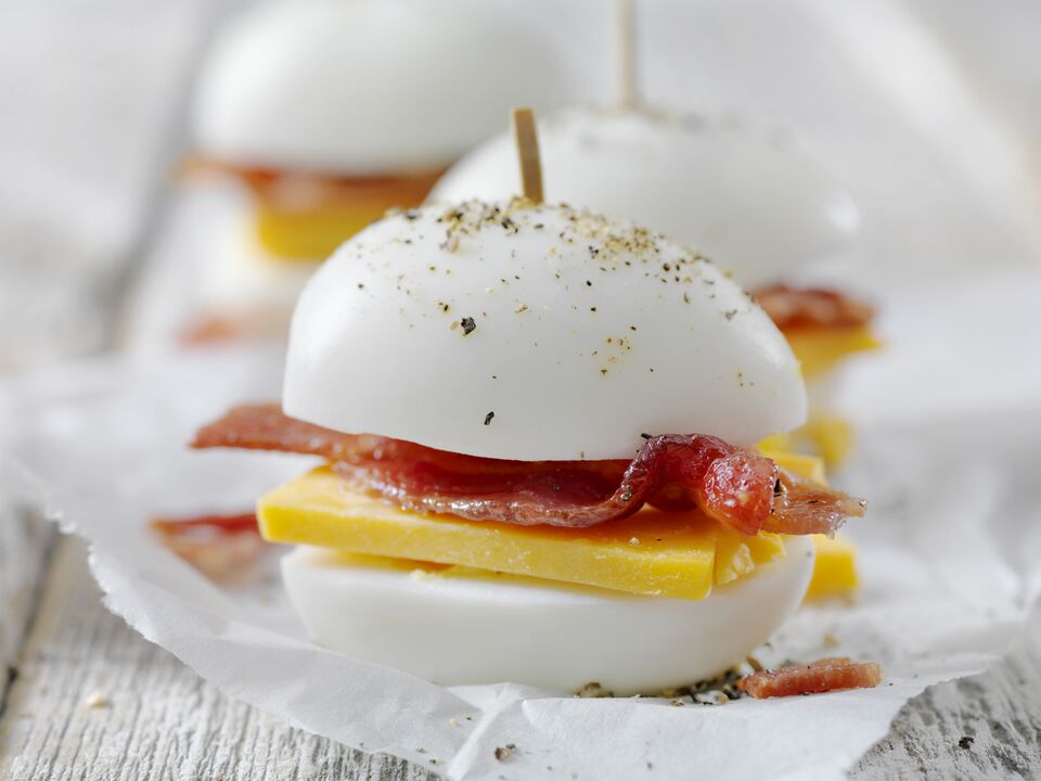 Ou cu brânză și bacon - o gustare consistentă în dieta unei diete ketogenice
