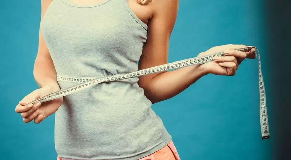 Slender girl fixează rezultatele pierderii în greutate într-o săptămână