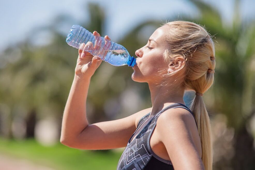 Bea suficientă apă pentru a combate obezitatea